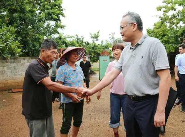 临高县委书记文斌:深入乡村帮脱贫户找发展新路子