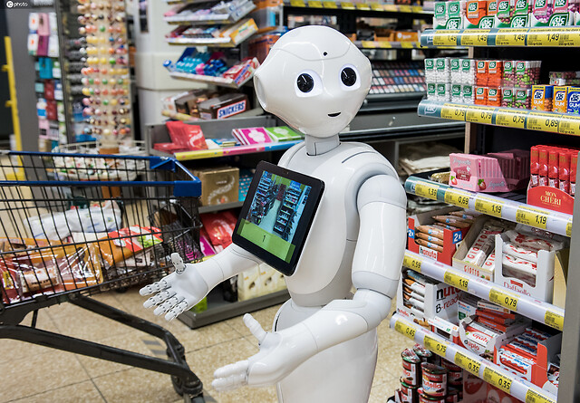 德国超市机器人服务员温馨提醒顾客安全购物