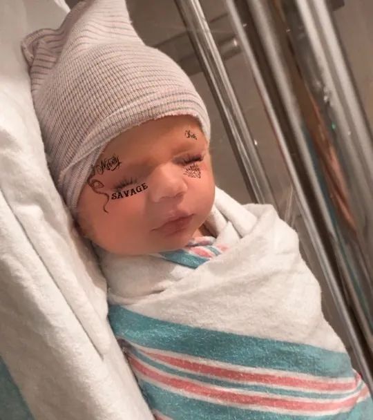 新生儿照片,脸上的"文身"是马斯克p的 | 推特 刚出生的小男孩是