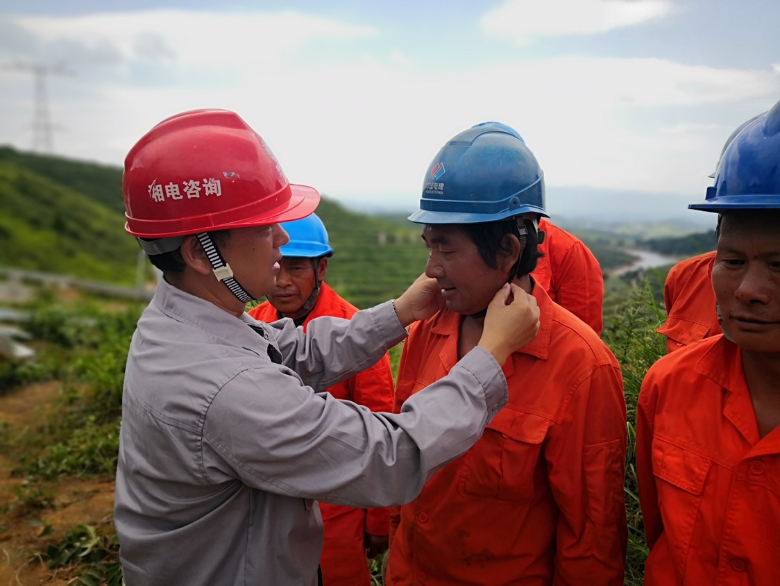 三百公里奔袭属日常操练8月8日,晚上8点,曾仁建还在雅江线n3683号杆塔