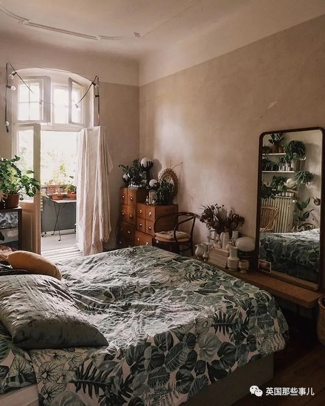 破旧的老式公寓配上个世纪的古董家具…她的家装风格竟吸粉11万