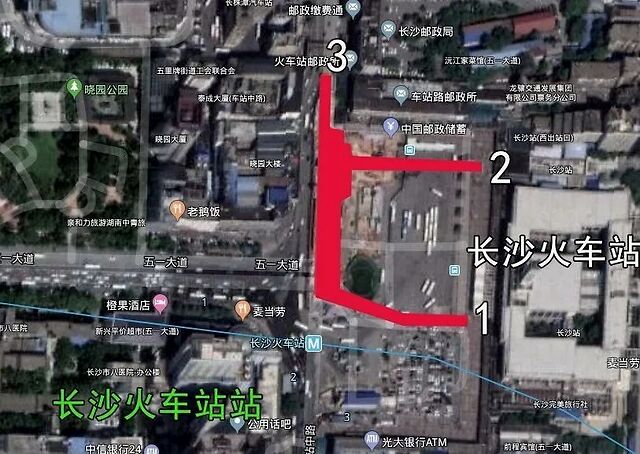 火车站站,位于车站路与五一大道交叉路口,该站是3号线与2号线的换乘站