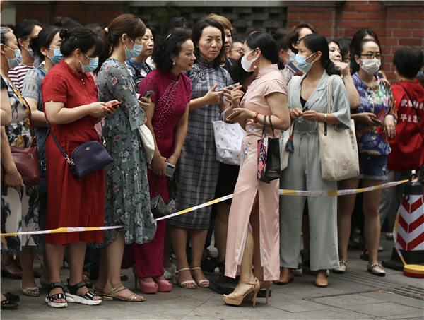 送考妈妈穿旗袍 祈愿子女旗开得胜__凤凰网