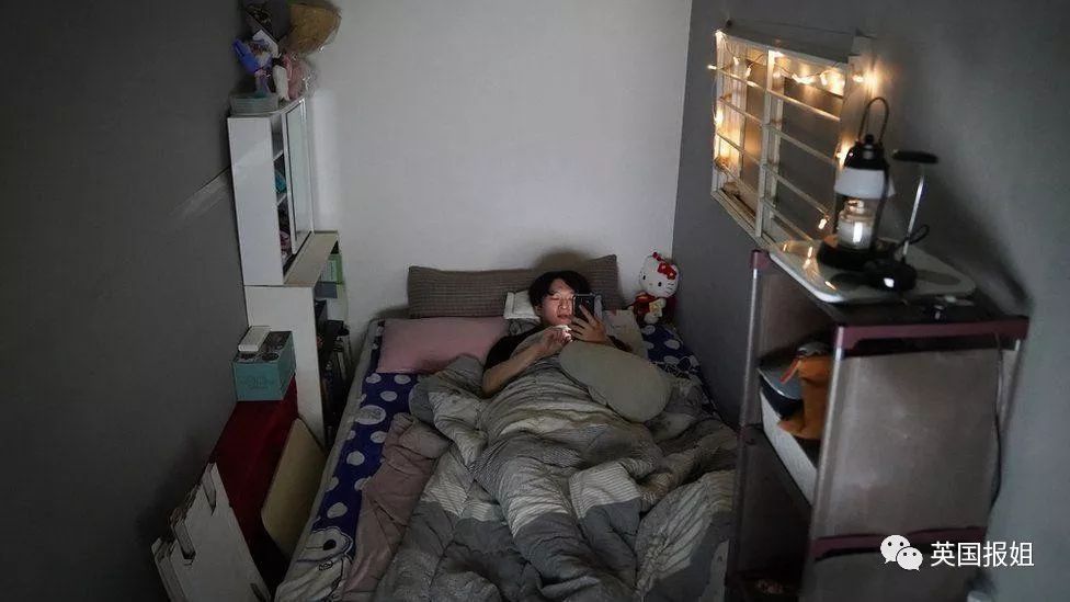 阴冷潮湿,蟑螂乱窜,住在半地下室是很多韩国人的真实日常