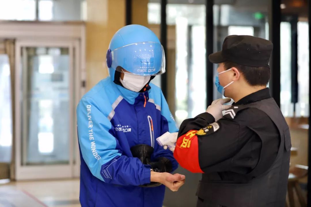 外卖小哥"拓展"新业务?买菜送药,传递爱意,还能上门喂