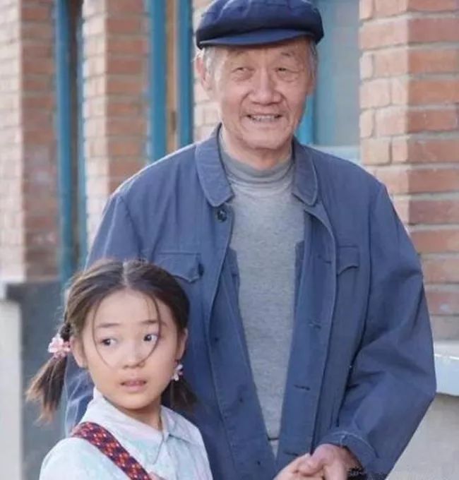 暖春小花越来越漂亮23岁齐如意涂红唇打扮靓丽晒照少女感抢镜