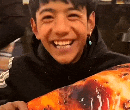 他笑起来真好看,但眼纹也是相当多,该注意一下眼部保养了!