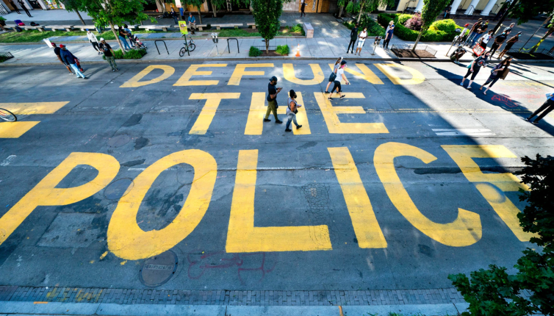 80岁佩洛西这一跪，能给美国跪出一片新天地吗？