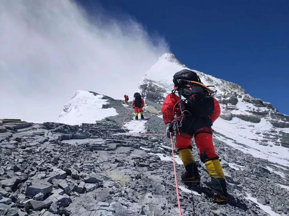 5月27日11时整,2020珠峰高程测量登山队正式登顶珠穆朗玛峰!