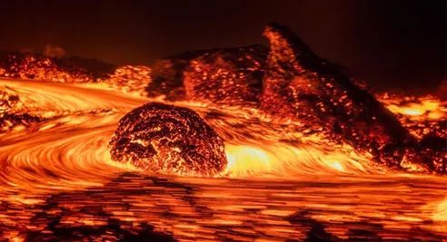 并喷出大量烟灰等火山物质,堆积了厚度达200米的火山灰,地下大量的