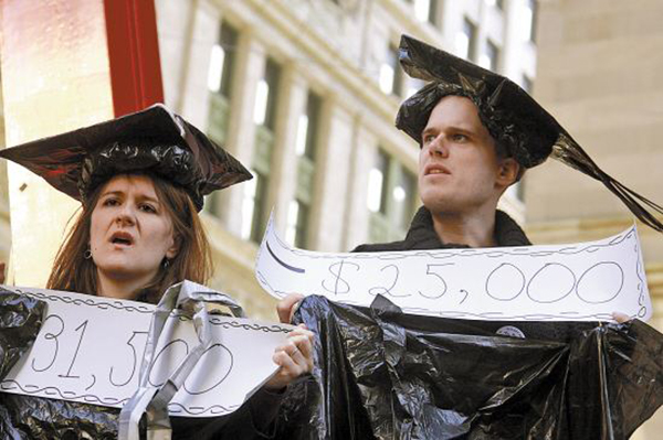 美18%成年人背11万亿学生贷款：50妇人要还到114