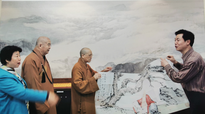(张连珍主席代表江苏一行赠送星云大师书画作品)