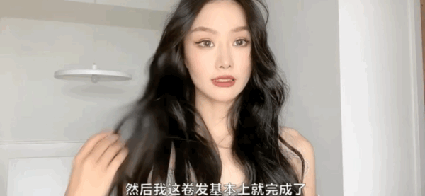kylie和杨幂撩发的瞬间,蓬松的头发成功引起了我的注意