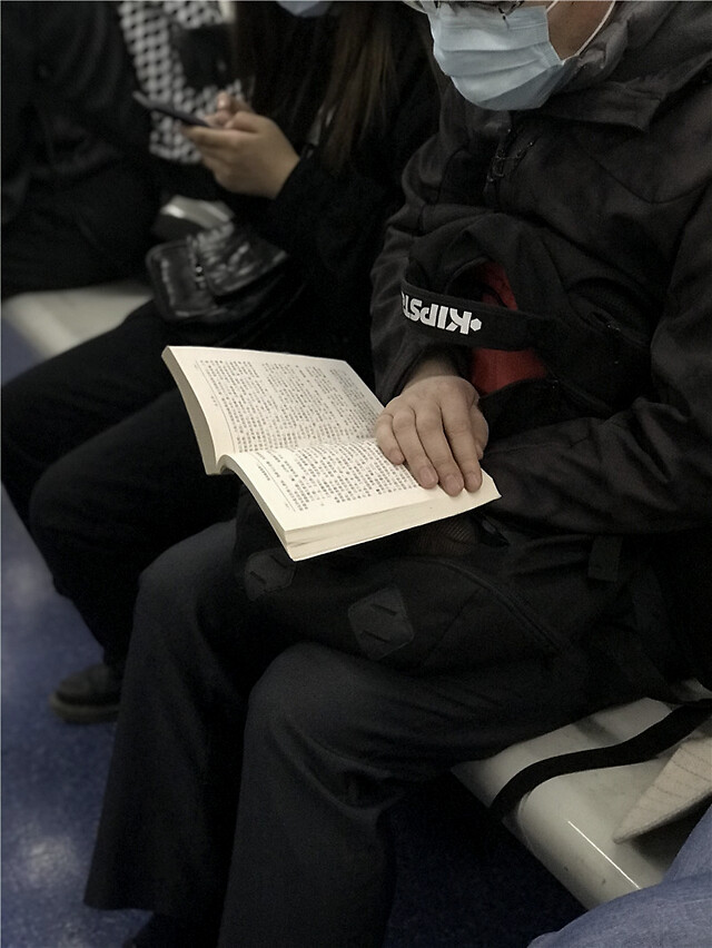 拍了两年北京地铁上的读书人,如今他们戴口罩读书的样子真美