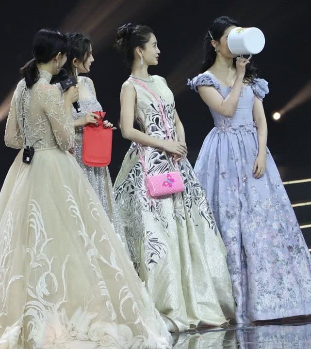 神仙同框杨幂杨颖获封年度女神刘亦菲举搪瓷缸力证脸小