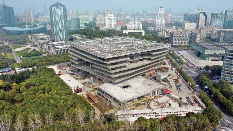 当日,上海图书馆东馆工地复工,三成工人上岗施工.