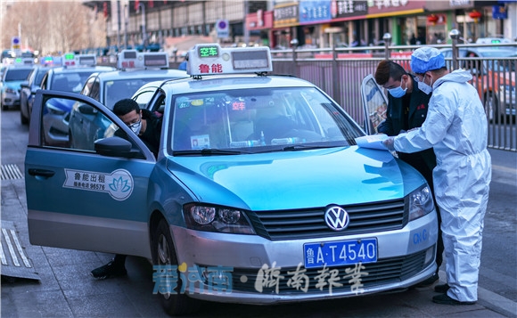 2月13日,出租车恢复进入济南火车站广场运行,乘客乘坐出租车时,驾驶员