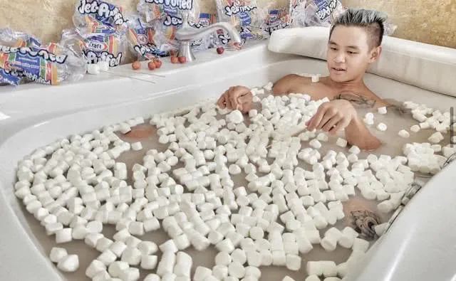 富二代拿人骨做手提包炫富：有钱真能为所欲为？