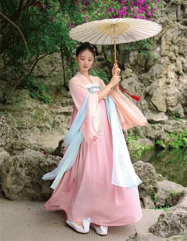 齐胸襦裙 映仙(重回汉唐 供图)