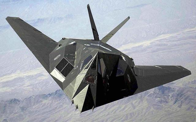 暗夜幽灵,美军的第一款隐身战机,f-117隐身战斗轰炸机