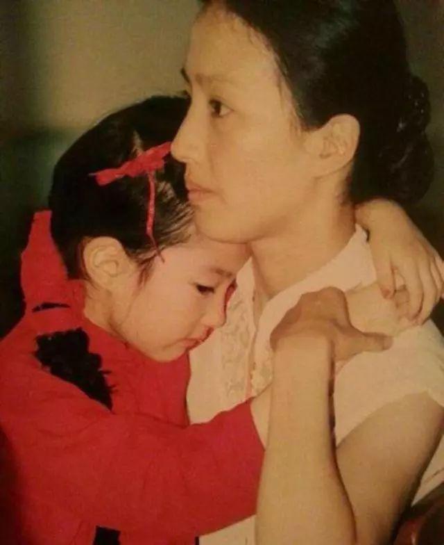 揭秘刘亦菲的美人妈妈：为了女儿，放弃了事业，丢掉了婚姻