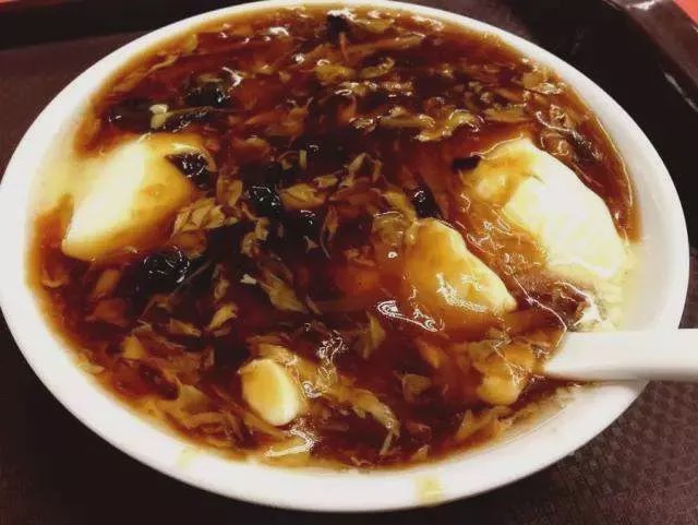 吃的时候更香了,㧟上一大勺卤汁,就算齐活儿了, 吃的时候得一勺豆腐脑