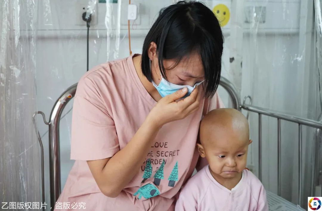 女童患病5个月双目失明吃不到饭急得大哭隔着屏幕都心疼