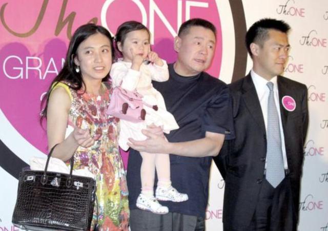刘銮雄39岁长子任海洋公园主席首日表现亲民,捡垃圾验