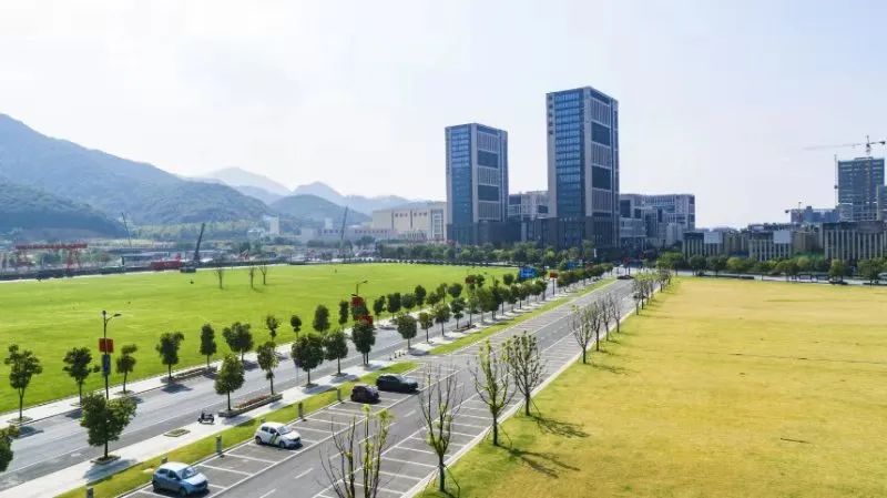 6亿的杭州银湖实验学校已于2016年建成开学,近9万方的银湖草坪已对外