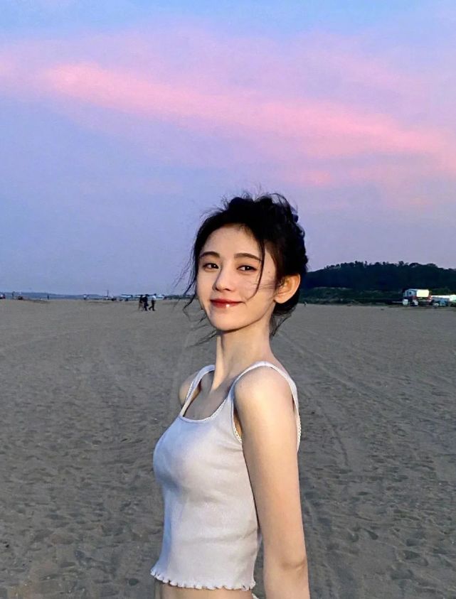 鞠婧祎美得不像真人!丸子头配吊带背心又纯又欲,不愧是绝色美人