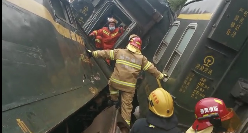 郴州脱轨列车最后一名被困人员获救系此前被卡两车厢中间乘务员