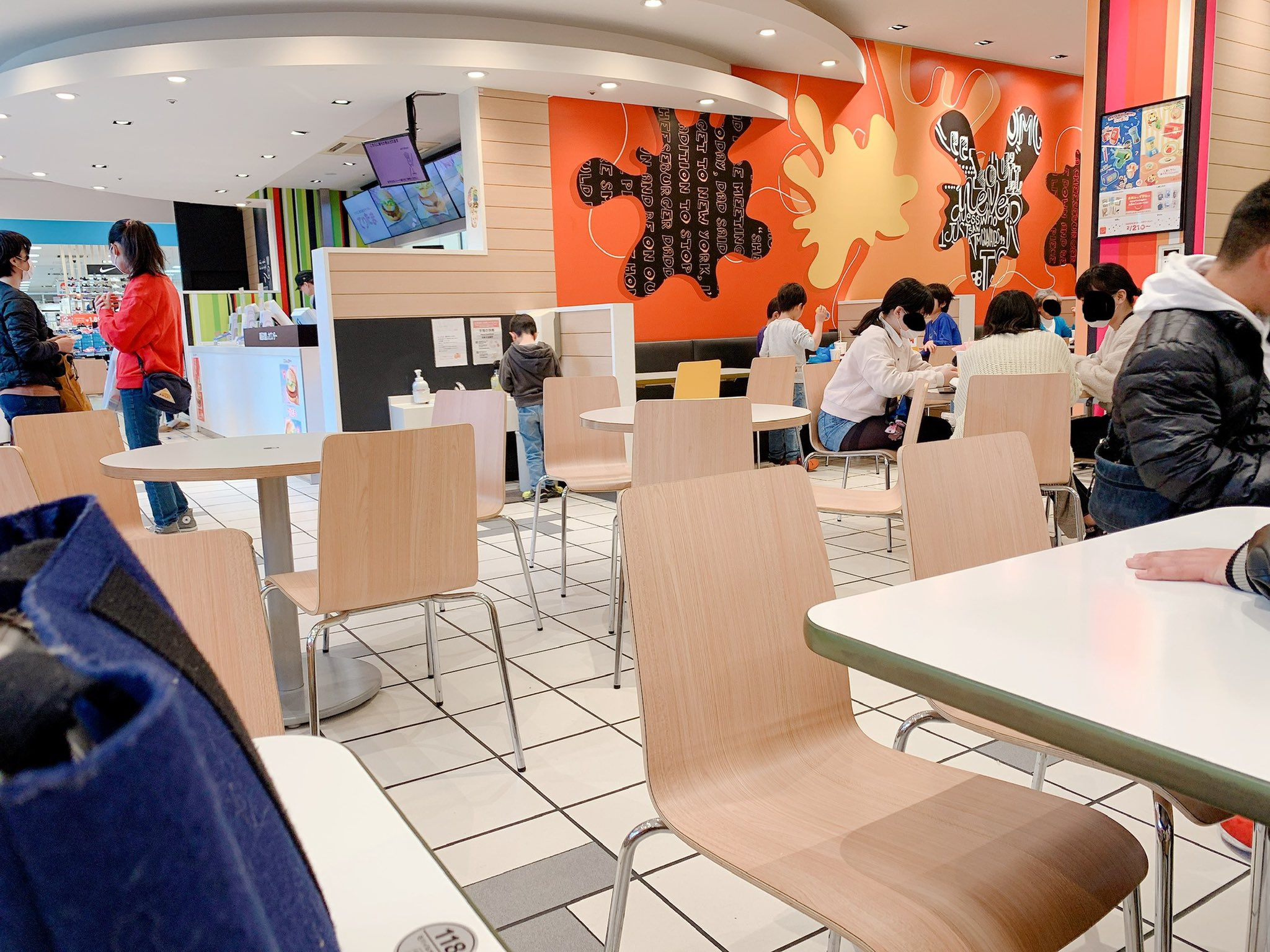 学校停课了，闲不住的日本学生们上街玩去了