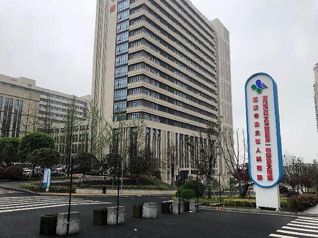 渝北区人民医院新院位于渝北区中央公园东北侧,靠近重庆市第八中学