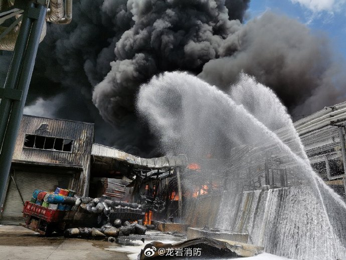 现场图片直击福建龙岩一企业厂房发生爆炸浓烟滚滚