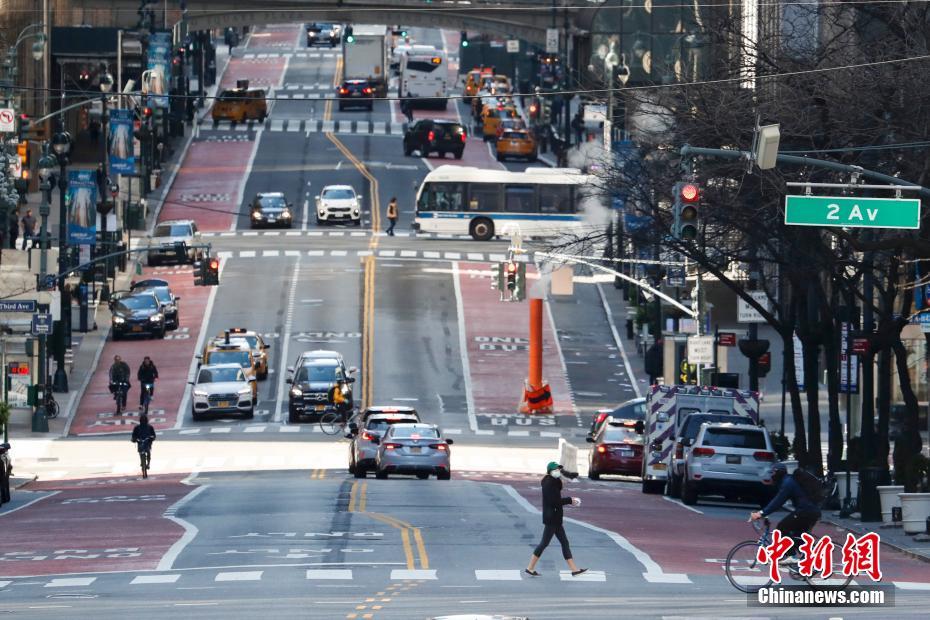 疫情下的纽约：时代广场商家木板封门 街上冷清