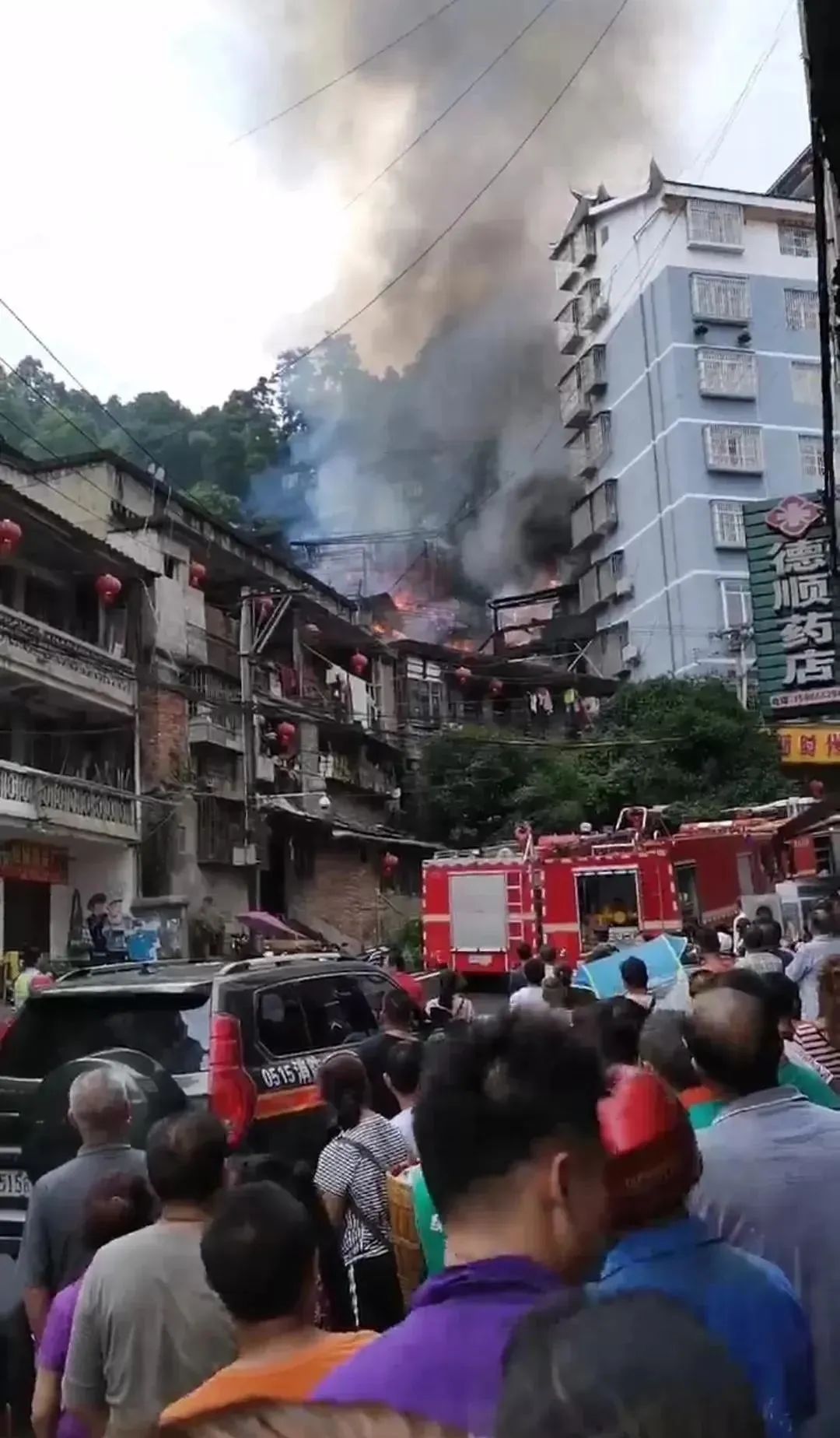 黔东南州锦屏二小附近一栋民宅发生火灾