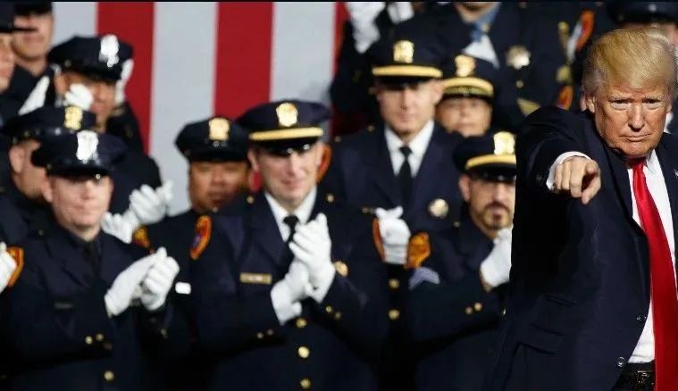 80岁佩洛西这一跪，能给美国跪出一片新天地吗？