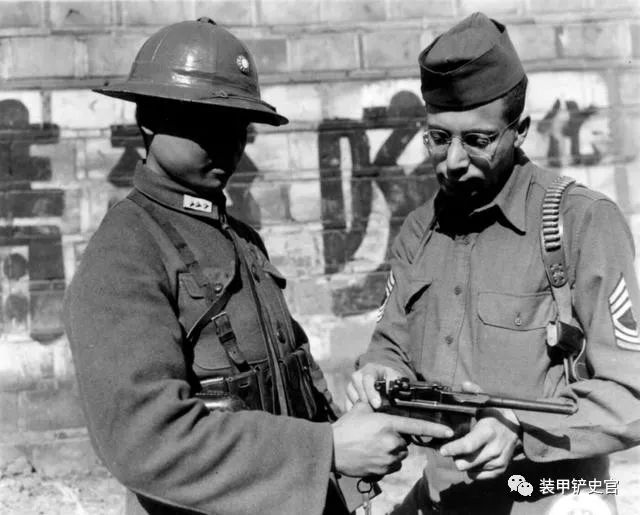 从上至下分别是mg34通用机枪,g-43半自动步枪,kar98k栓动步枪以及stg