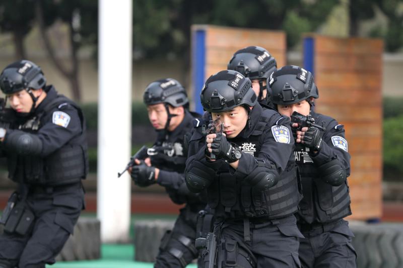 上海公安特警开展冬季大练兵跨区域拉动演练