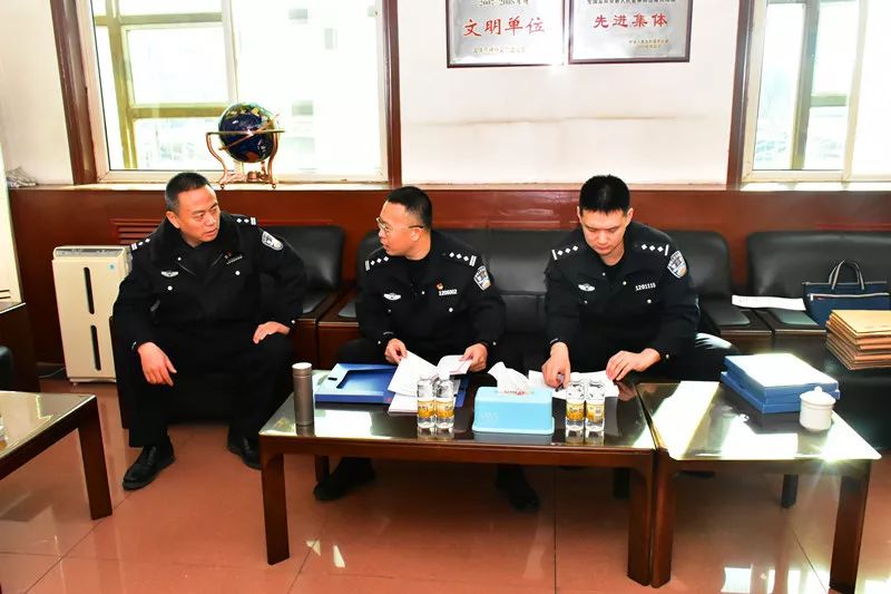 市公安局政治部副主任一行到公安刑侦总队,代表市文明办对天津市道德