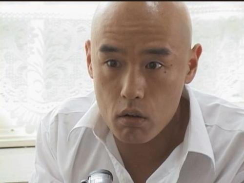 神风队的老大就是这个长得像穿得也像东尼大木的光头男—杉山.