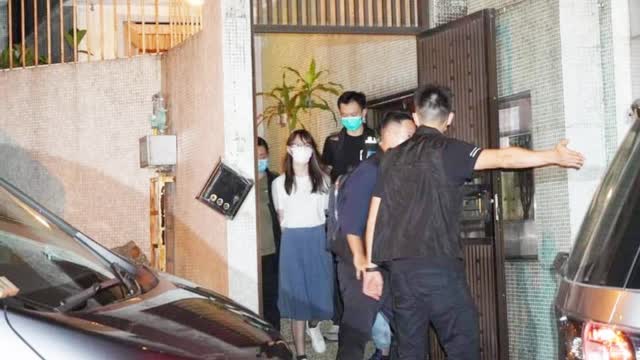 乱港分子周庭被捕现场曝光戴着手铐押上警车
