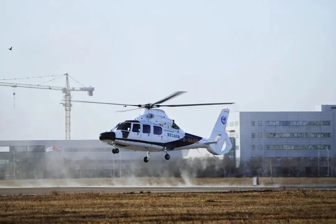 副驾驶张凤龙,空中机械师徐洋组成的首飞机组驾驶ac312e直升机在完成