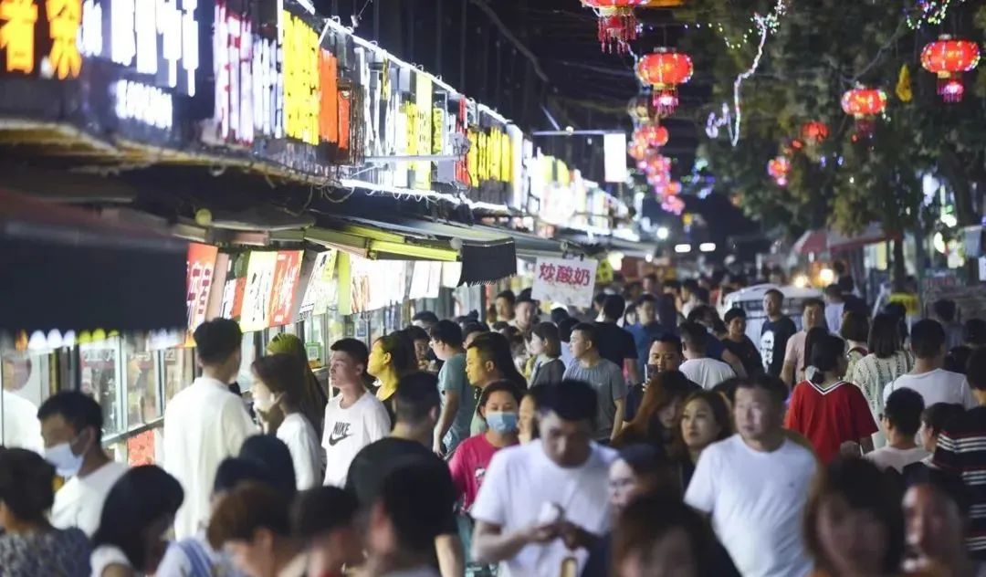 梁园区步行街规划整齐的小吃摊点生意红火,吸引众多市民前来大快朵颐.