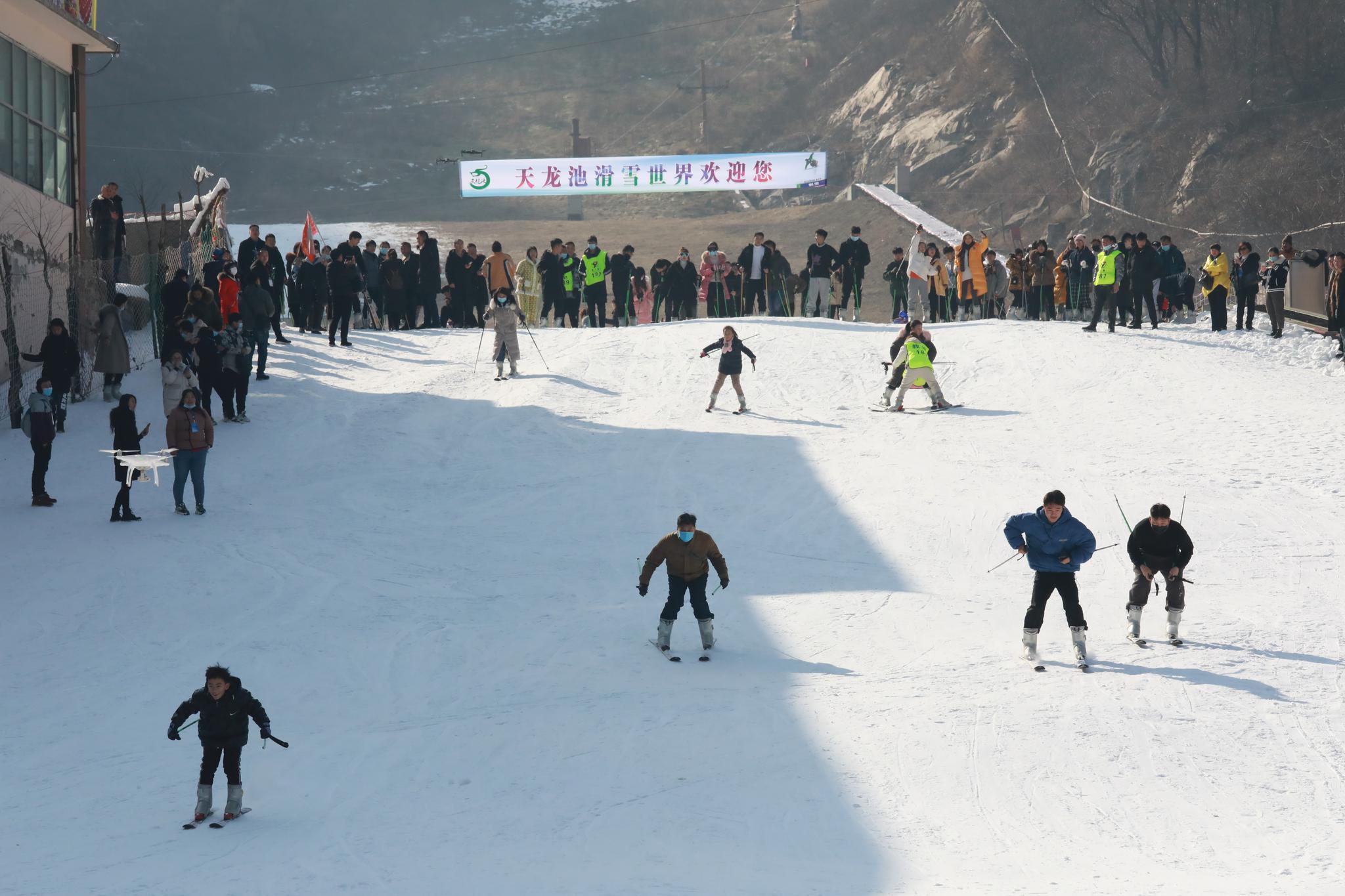 以雪为媒 河南鲁山天龙池高山滑雪带热当地冬季游