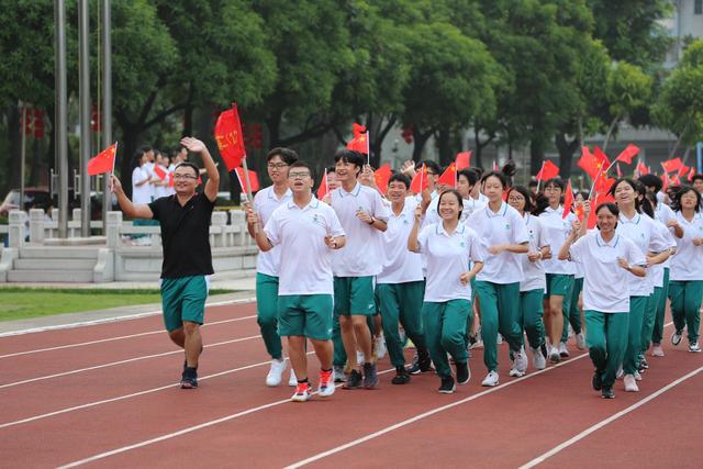 少年!广州培英中学师生晨跑庆国庆,为祖国送祝福