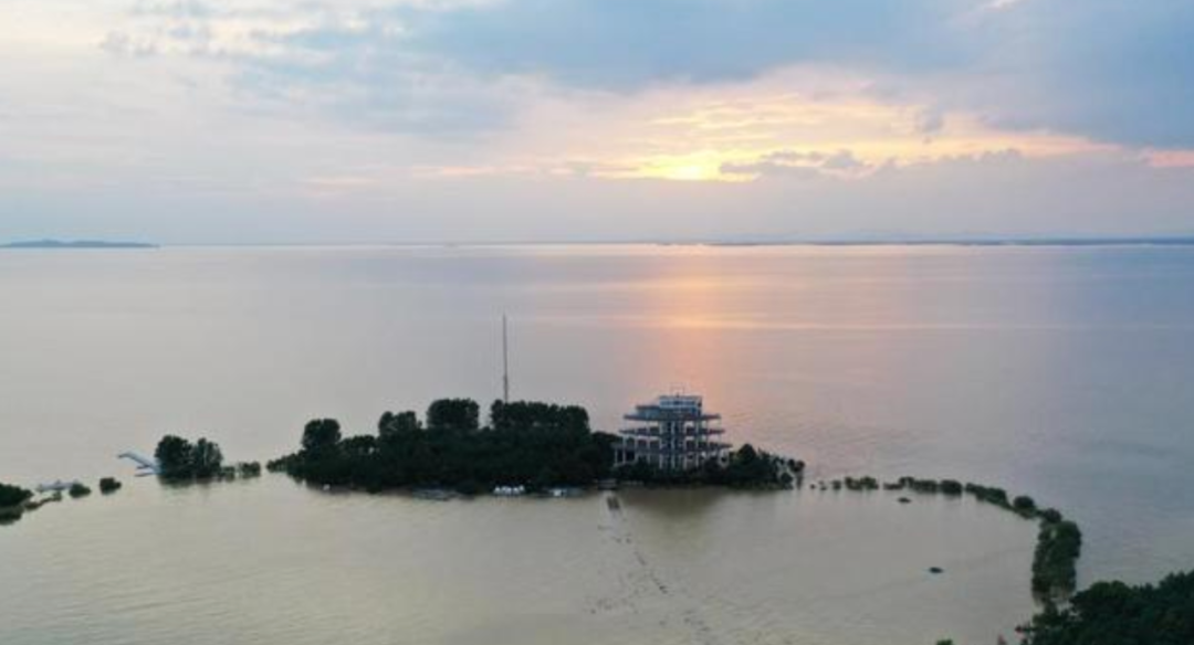 而 ▲ 2020年7月11日,水位持续上涨的鄱阳湖,上图为鞋山,下图为南昌南