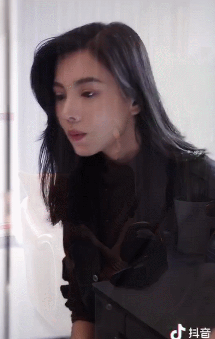 在chris脸上,能看到李嘉欣年轻时候的影子.