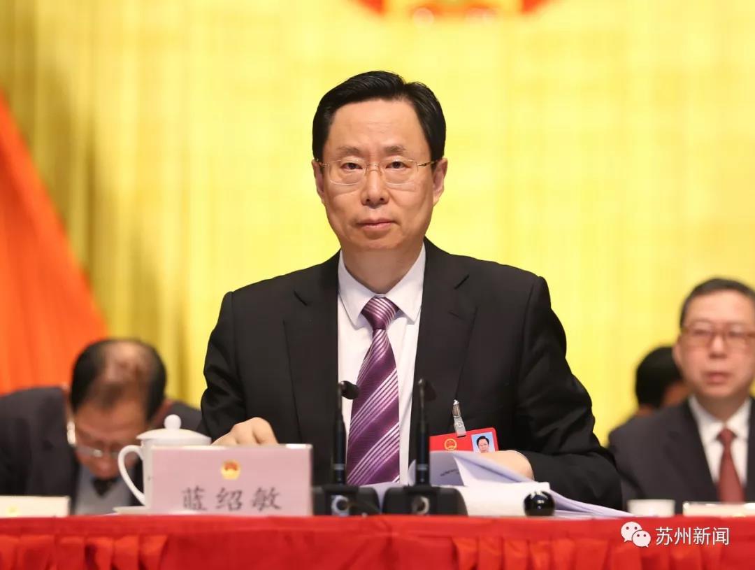 市人大常委会主任陈振一等大会执行主席在主席台前排就座.