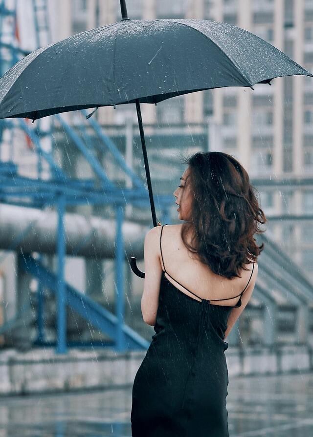 在春雨里打伞的女孩